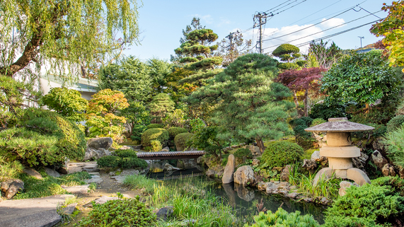 *【日本庭園】館内の中心に広がる日本庭園は四季折々の風景が楽しめます