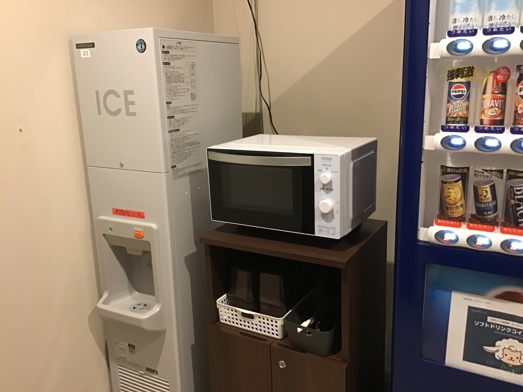 本館製氷機と電子レンジ