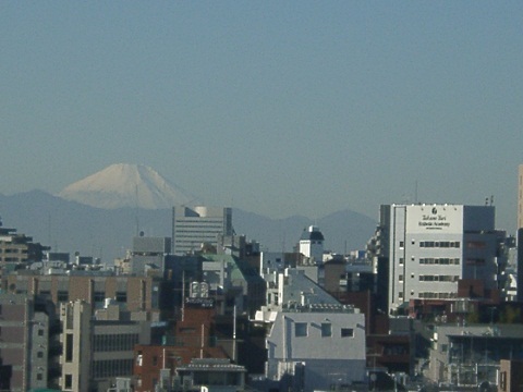朝方天気の良い日には、よく富士山が見られます。神々しい姿にしばしみとれます。