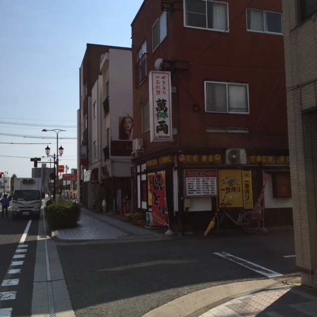 【駐車場案内】③信号右折して見えてくる「萬両」を「右」