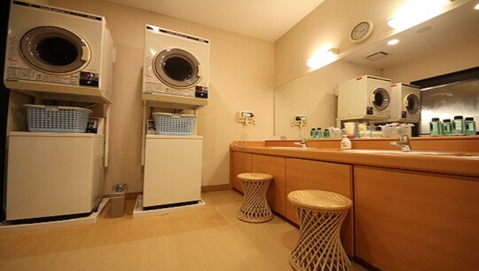 本館男性大浴場脱衣場内には洗濯機及び乾燥機が2台ずつございます。