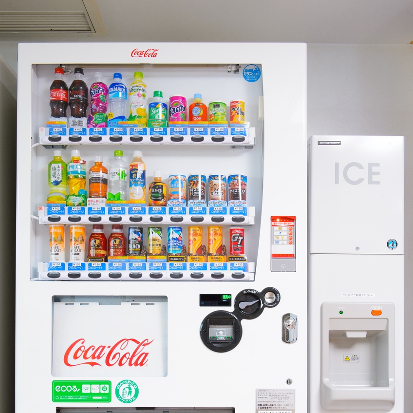 自動販売機・アイスベンダーカフェテリアにご用意しています。氷は無料です。