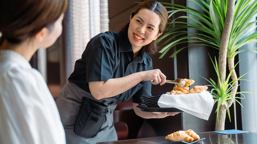 【朝食ビュッフェ】30分おきに『焼きたてパン』をテーブルまでお持ちしております。