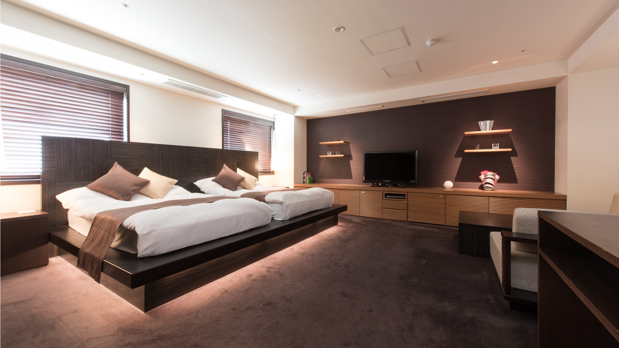 ＜彩-sai-＞クイーンサイズのベットが二つ、広々とした客室で非日常の休日を。