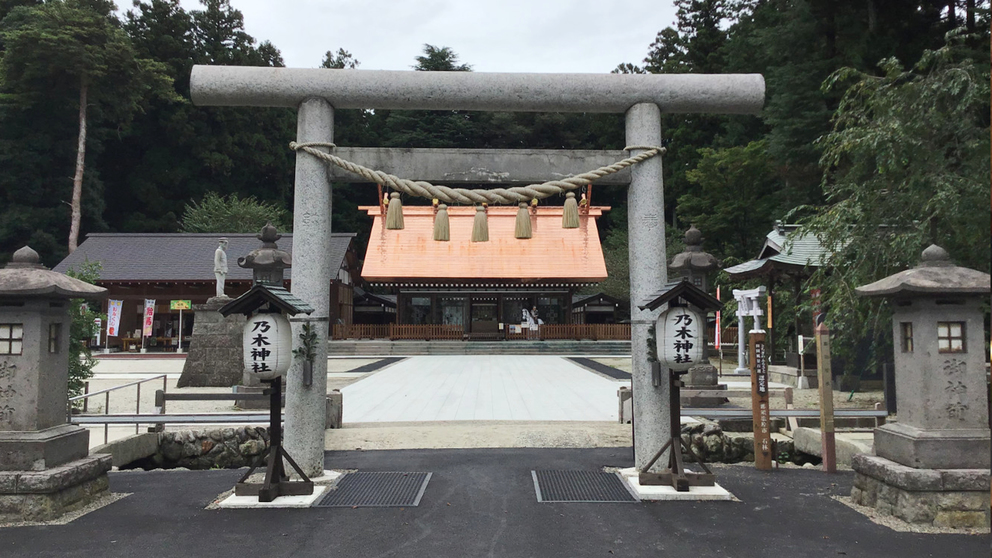 乃木神社徒歩10分（車で2分）神前挙式も行っています。