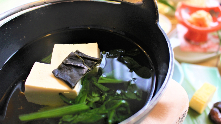 *【朝食】小鍋であたためる湯豆腐。朝から温かいものを食べてほっこり。