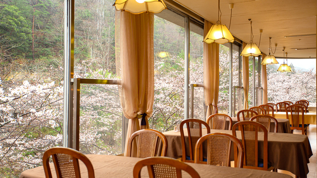 *【レストラン・春】春は窓際のお席からお食事をしながらお花見をお楽しみいただけます。