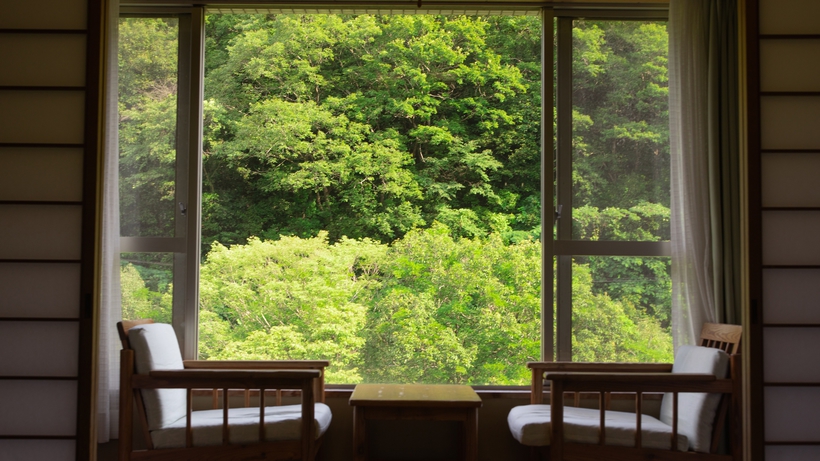 *和室8畳川側（客室一例）/窓際の椅子に腰かけて、四季折々に違う表情を見せてくれる景観に魅せられて。