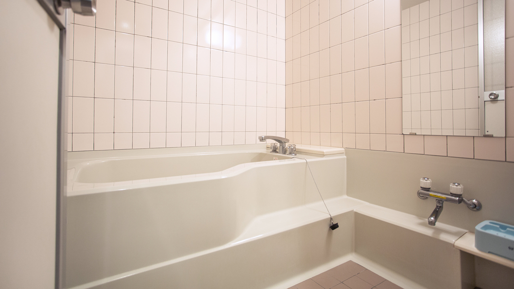 *【和室8畳・バスルーム】洗い場付きのバスルームのお湯は塩江温泉を引いております。
