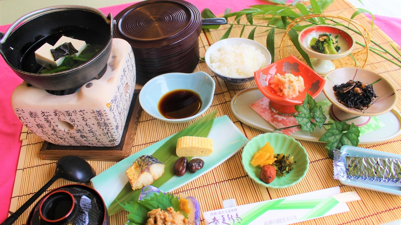 *【朝食】湯豆腐、焼魚、出し巻き卵など、温泉旅館らしい和朝食です。