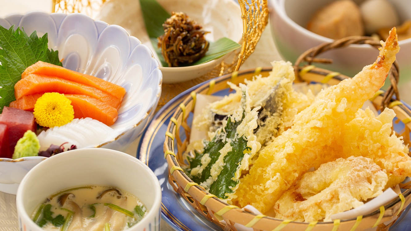 *【樺川御膳】一例。天ぷらやお刺身など、四季折々の旬の素材を使用します。