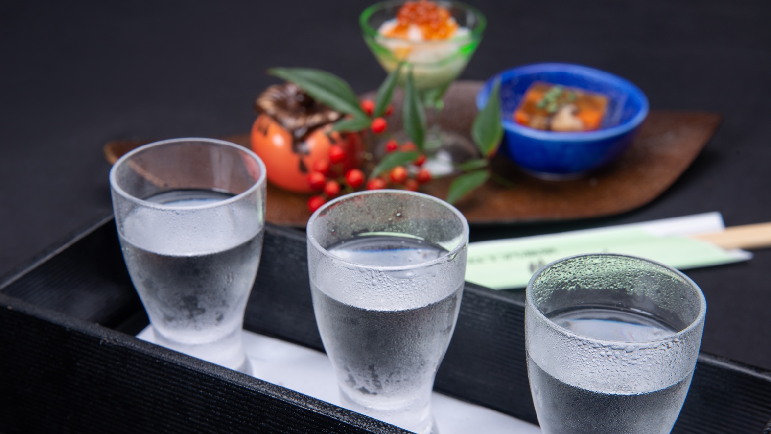 飲み比べセット夕食時に別注で地酒などの飲み物も頼めます