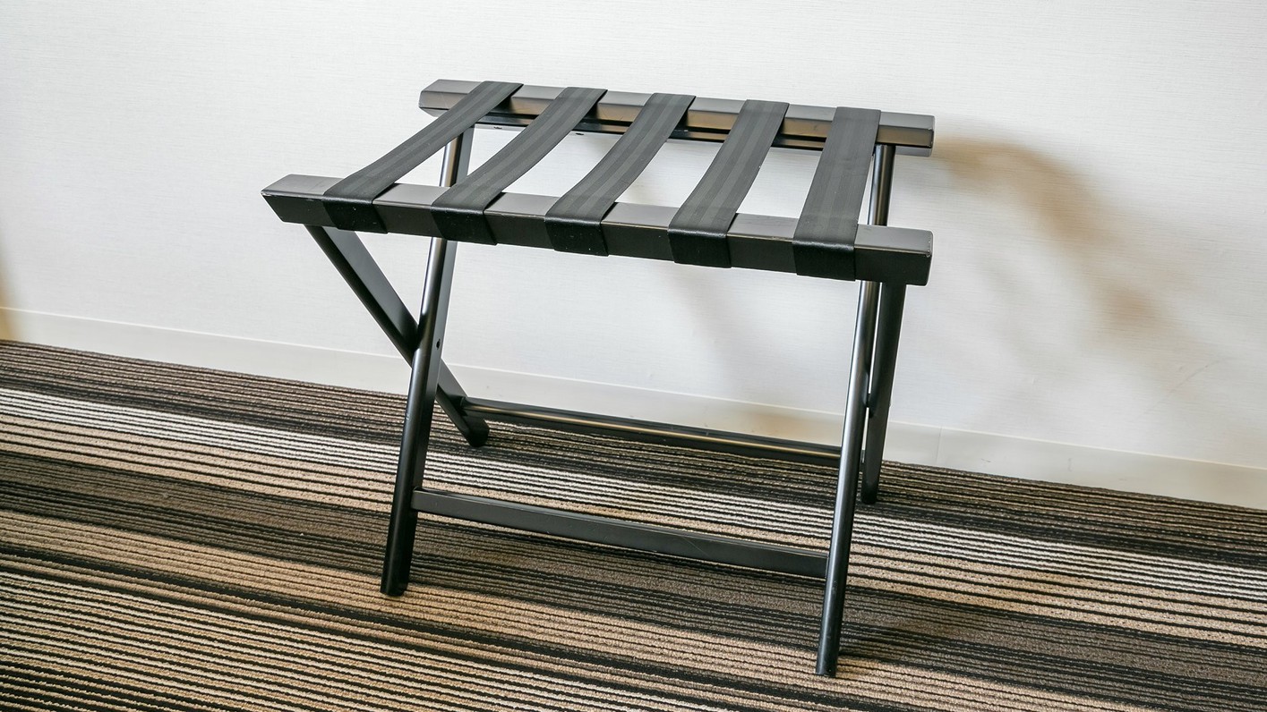 【全タイプ共通】使いやすい折りたたみ式のバゲッジラック。スーツケースを広げて置くこともできます。