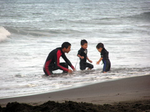親子の海での水遊び