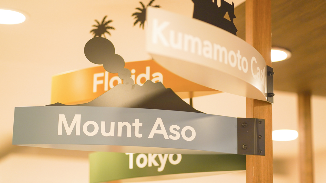 【ライブラリーカフェ】熊本の代表的観光スポットを指す看板。それぞれ正しい方向を指しています。