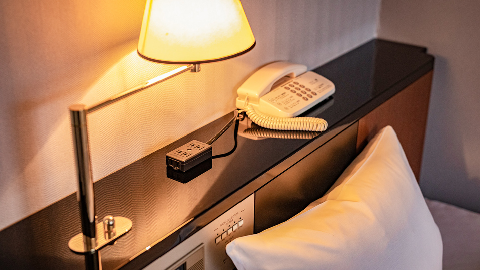 ＜客室＞枕元にコンセント完備