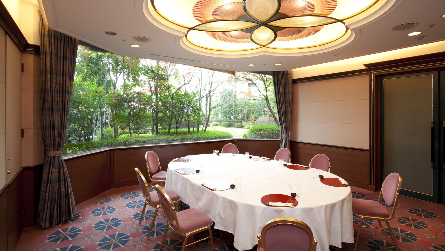 ＜宴会場＞「花水木」中庭が見える宴会場です