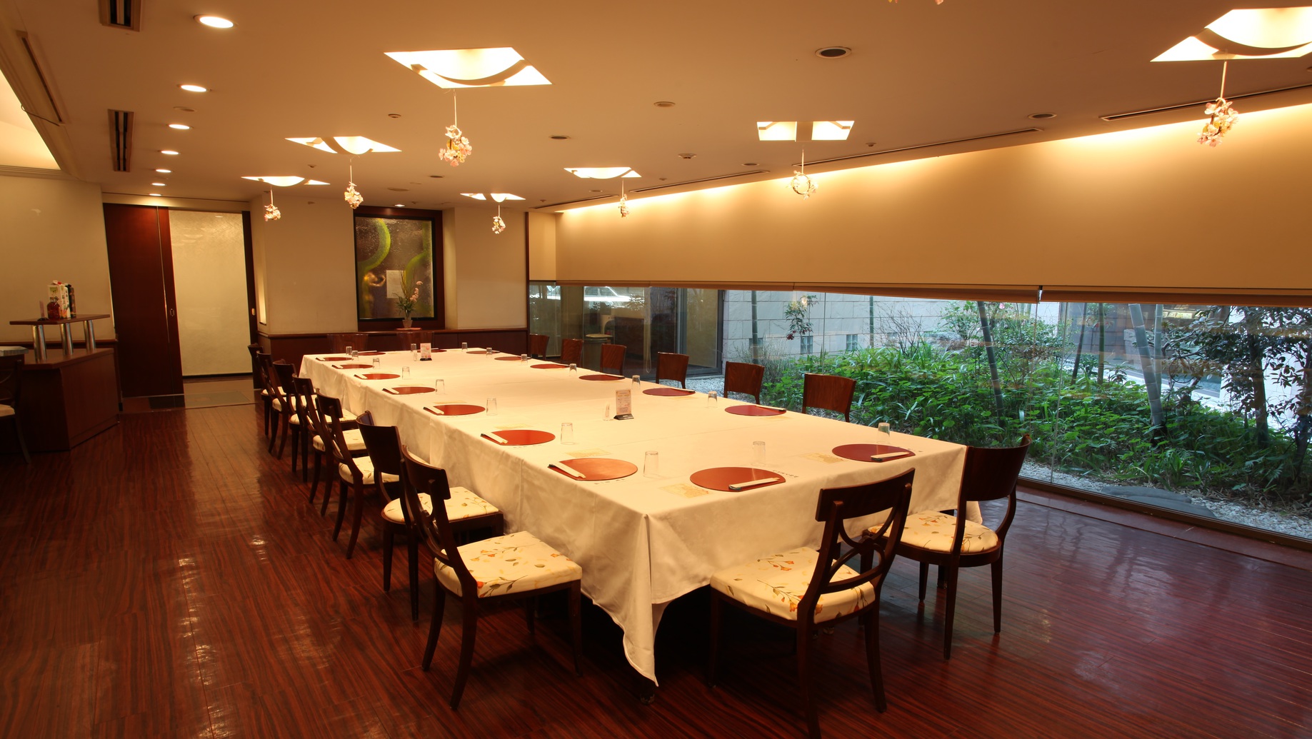 ＜宴会場＞「ローズ」中庭が見える宴会場です