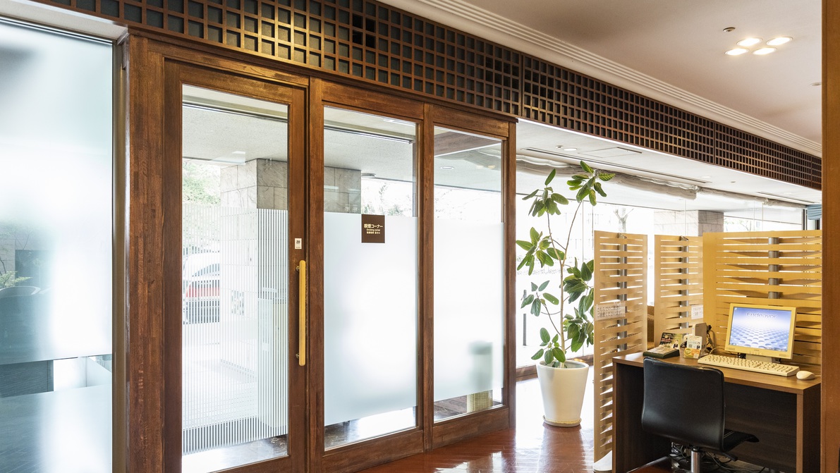 ＜喫煙ブース＞エントランス横にございます