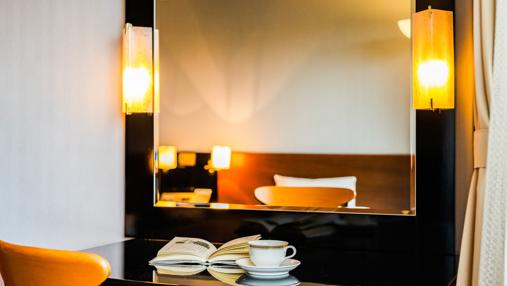 ＜客室＞広々のライティングデスク