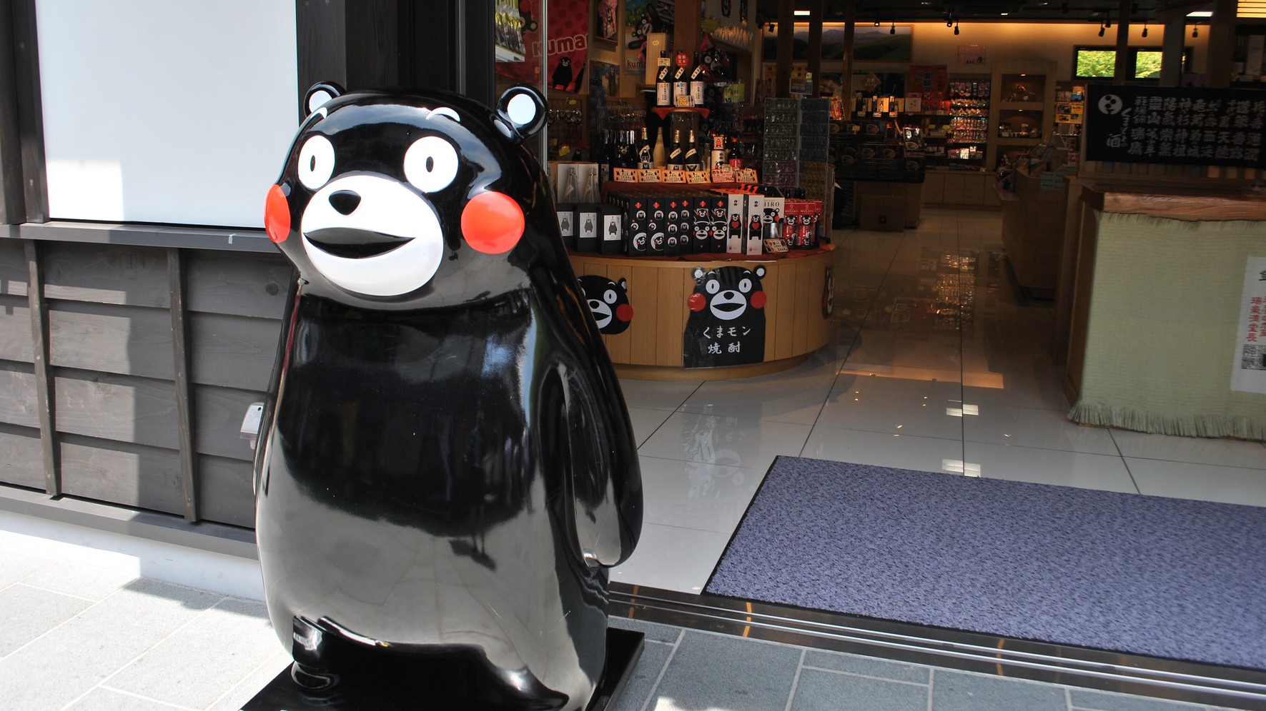 ＜城彩苑＞くまモンが迎えてくれます