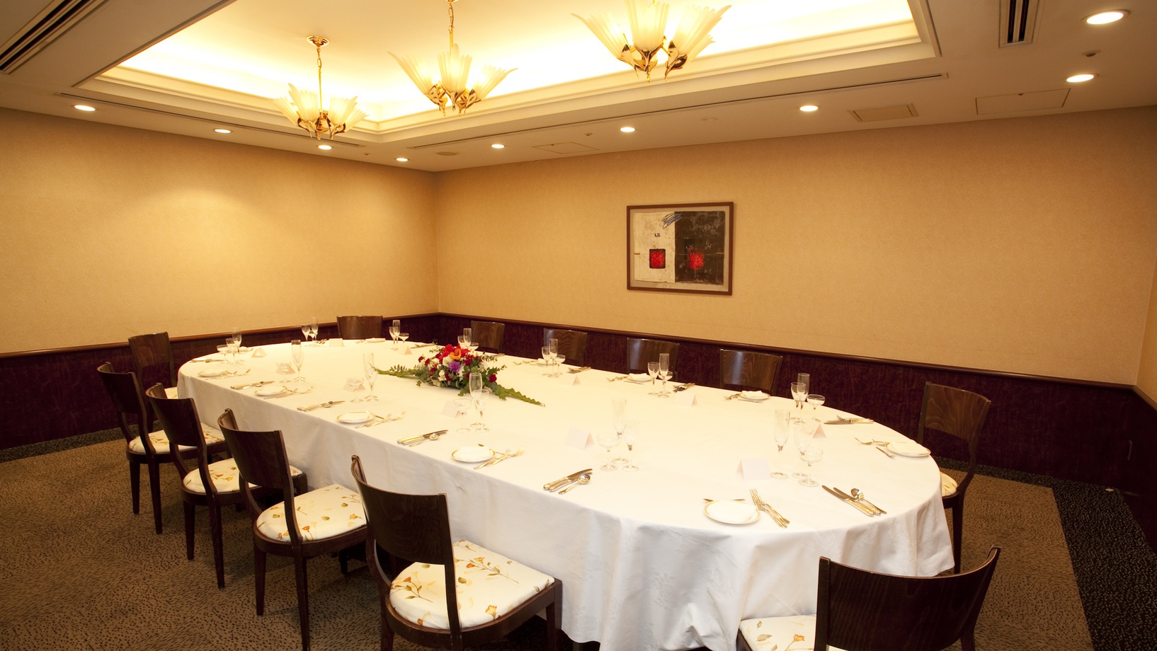 ＜宴会場＞「カトレア」1階にございます