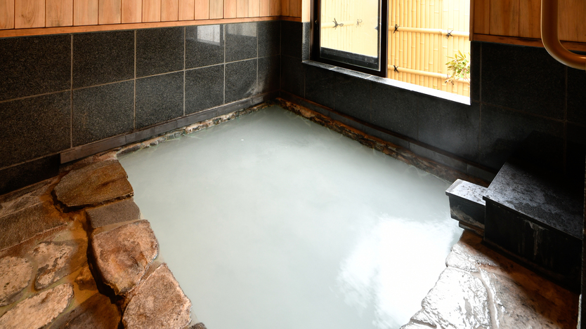 「永楽の湯」無料貸切風呂（岩風呂）利用時間40分。源泉【地蔵の湯】は宿のすぐ隣から噴出。