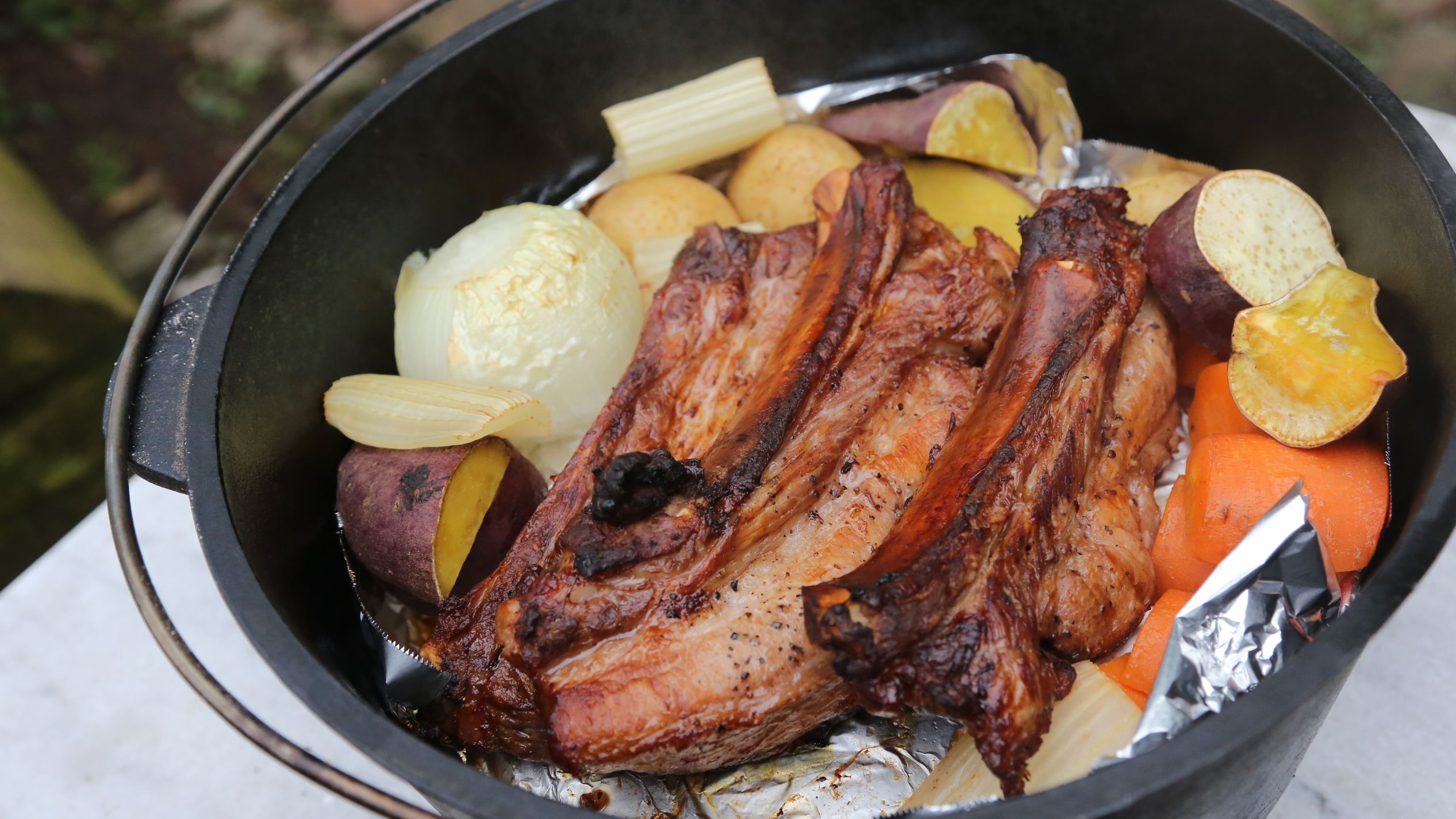 ダッチオーブン料理〜豚のスペアリブ