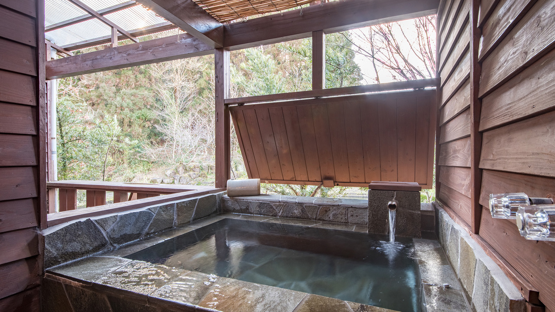 *【部屋(露天付和室)】四季の風を感じながら湯浴みをお楽しみください。