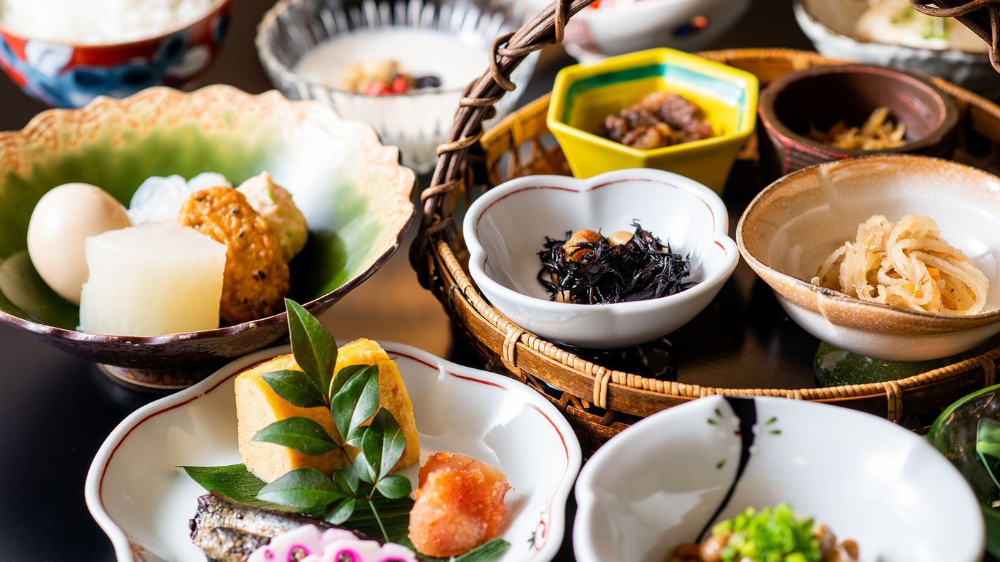 【朝食一例】目でも楽しめる、華やかな和朝食をご用意いたします。