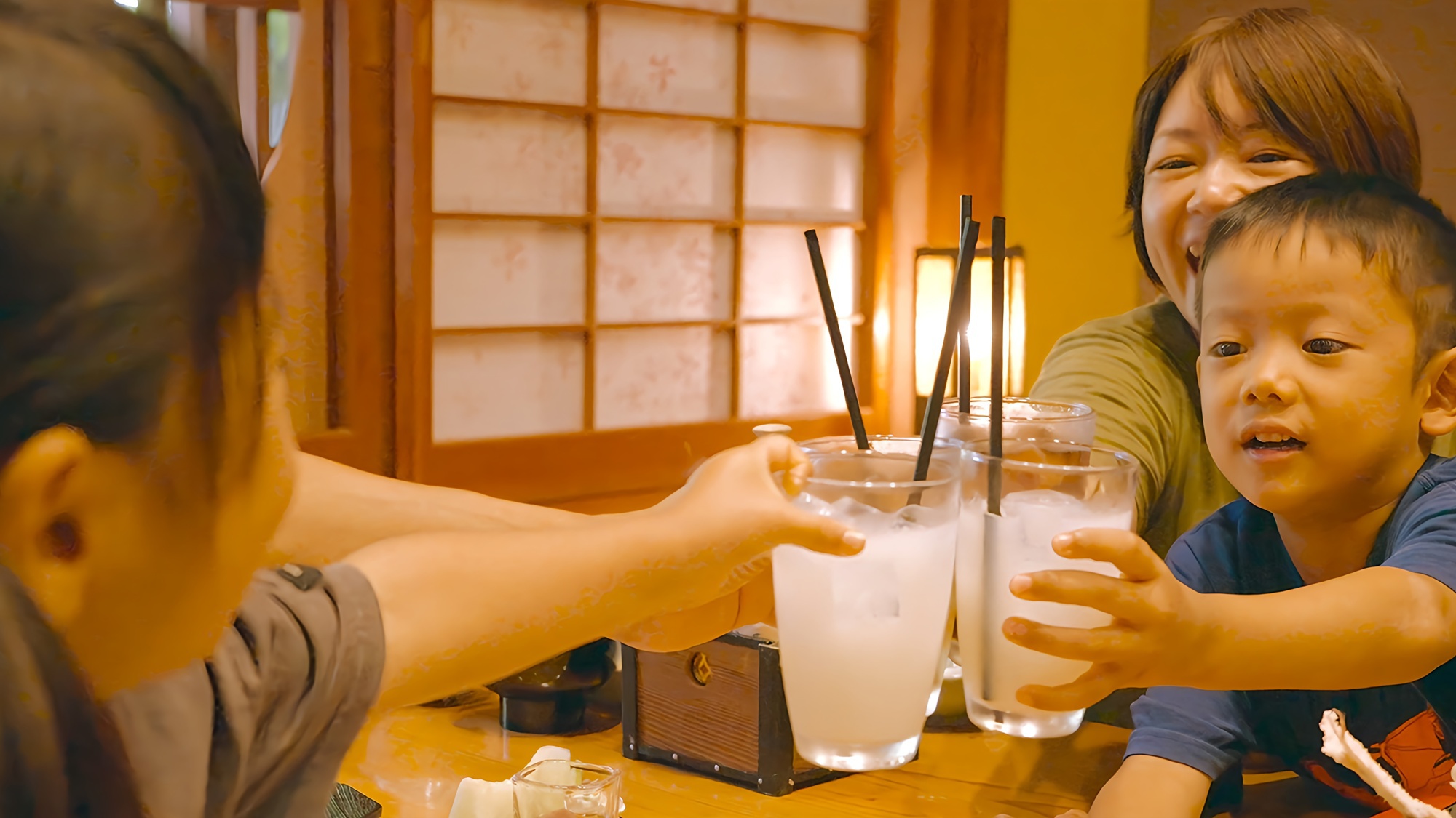 旅の思い出に、家族で「乾杯」。− 賑わいのひとときも、和の空間でやさしく包まれて。