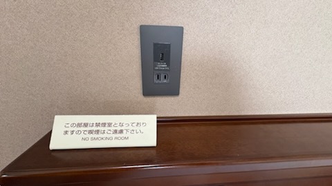 シングルルームベッドボードコンセント