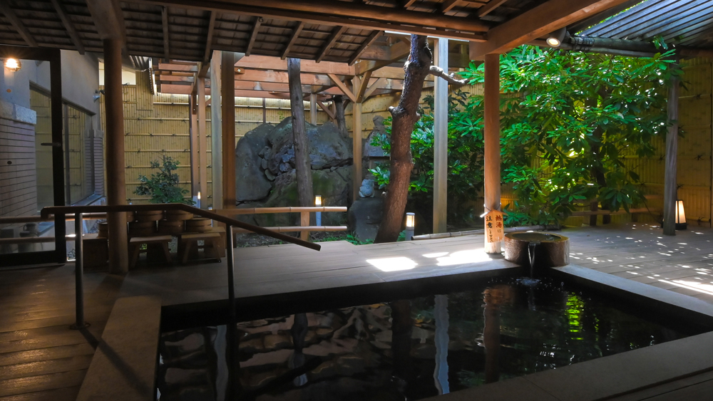 鮃の湯・露天風呂はお庭の緑が映える設計です