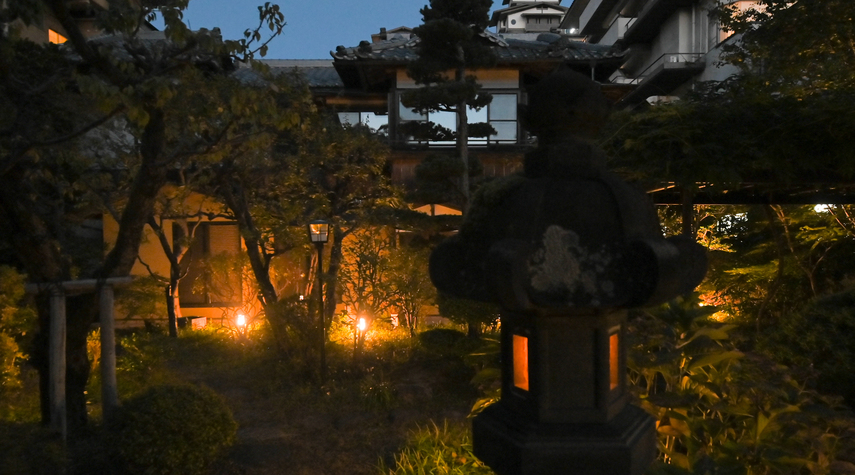 当館の日本庭園。夕刻〜夜はライトアップされます