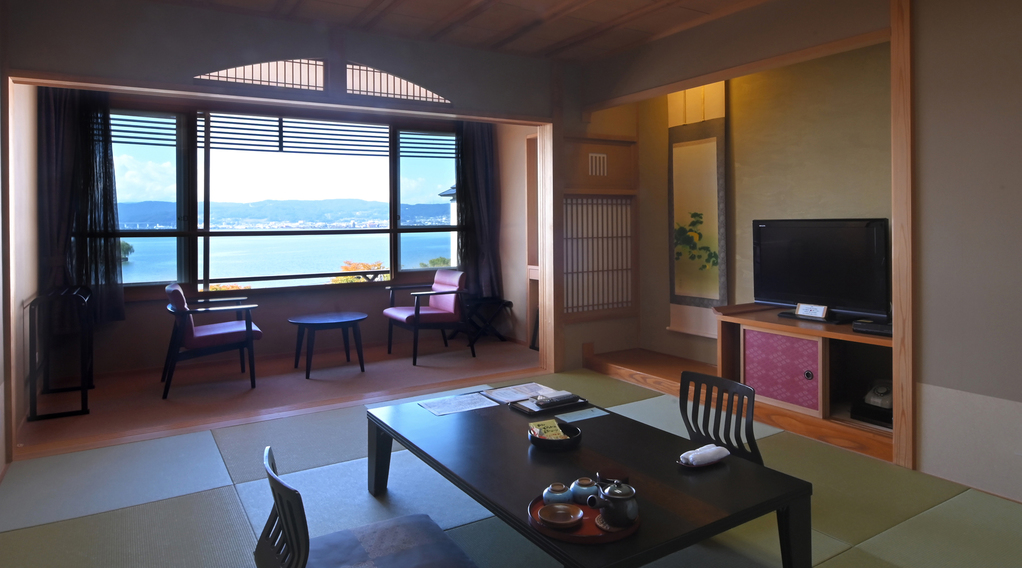 湖側本館最上階５Ｆ客室。うつろいゆく諏訪湖の表情を堪能ください