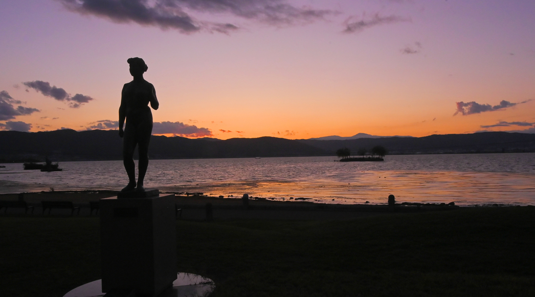 当館の目の前からの諏訪湖の夕焼け。幻想的な空をお楽しみください