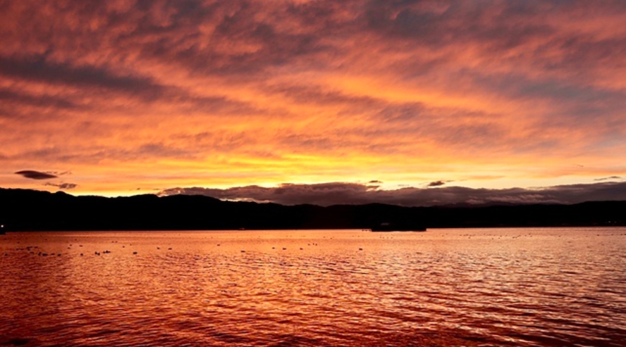 夕暮れの諏訪湖