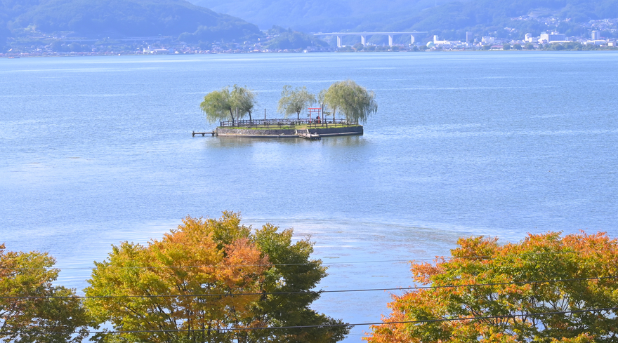 湖側本館客室からの眺めです。湖上に浮かぶのは諏訪湖花火大会の打ち上げ場所・初島