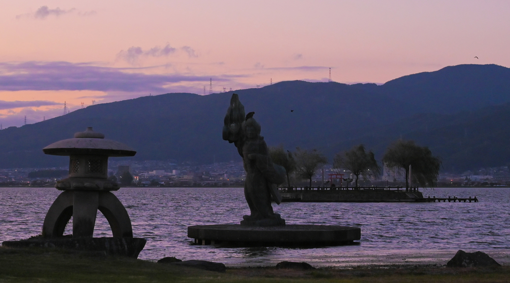 「日本の渚百選」の諏訪湖ふれあい渚は当館の目前