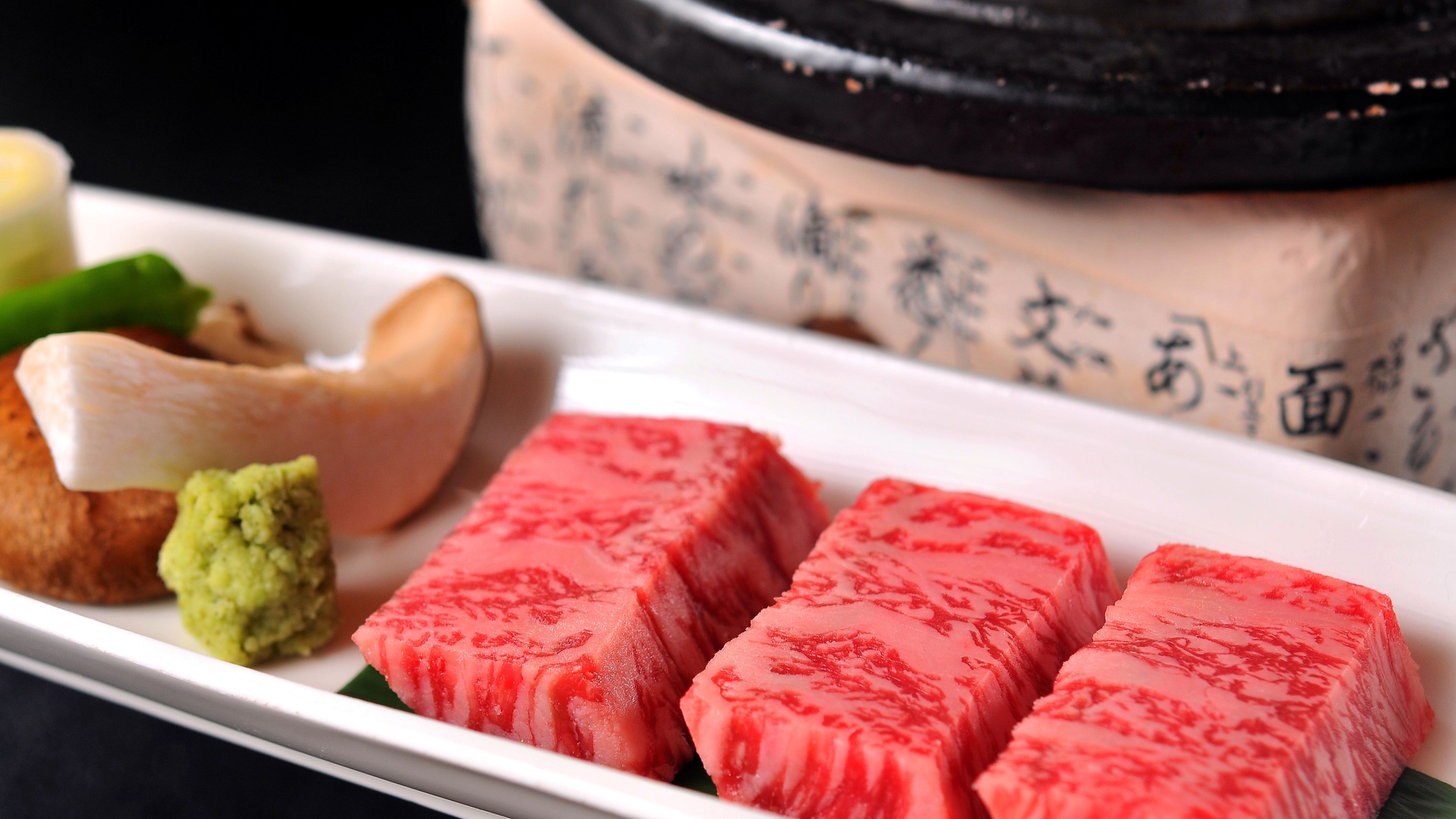 脂が滑らかでくちどけの良い「信州プレミアム牛」