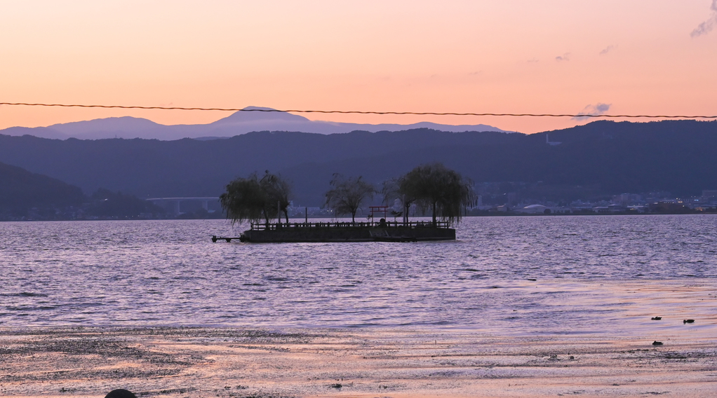当館の目の前からの諏訪湖の夕焼け。幻想的な空をお楽しみください