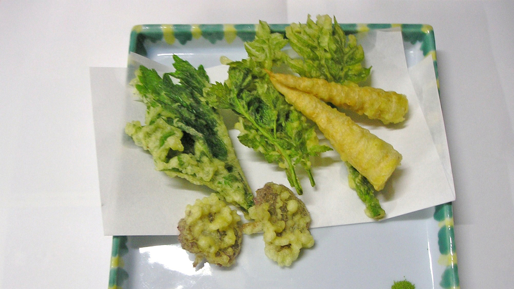 *料理一例【春】/周辺の山で採れた山菜を使った天ぷら。春ならではのお楽しみです。