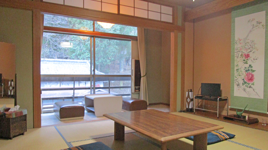 *客室一例/霊泉寺川に面した純和風のお部屋。窓側の広縁もあり、ゆったりとお過ごし頂けます。