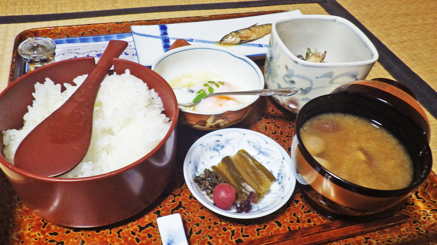 *朝食一例/あたたかいご飯と、山川の幸を使った素朴なおかずをご用意いたします。