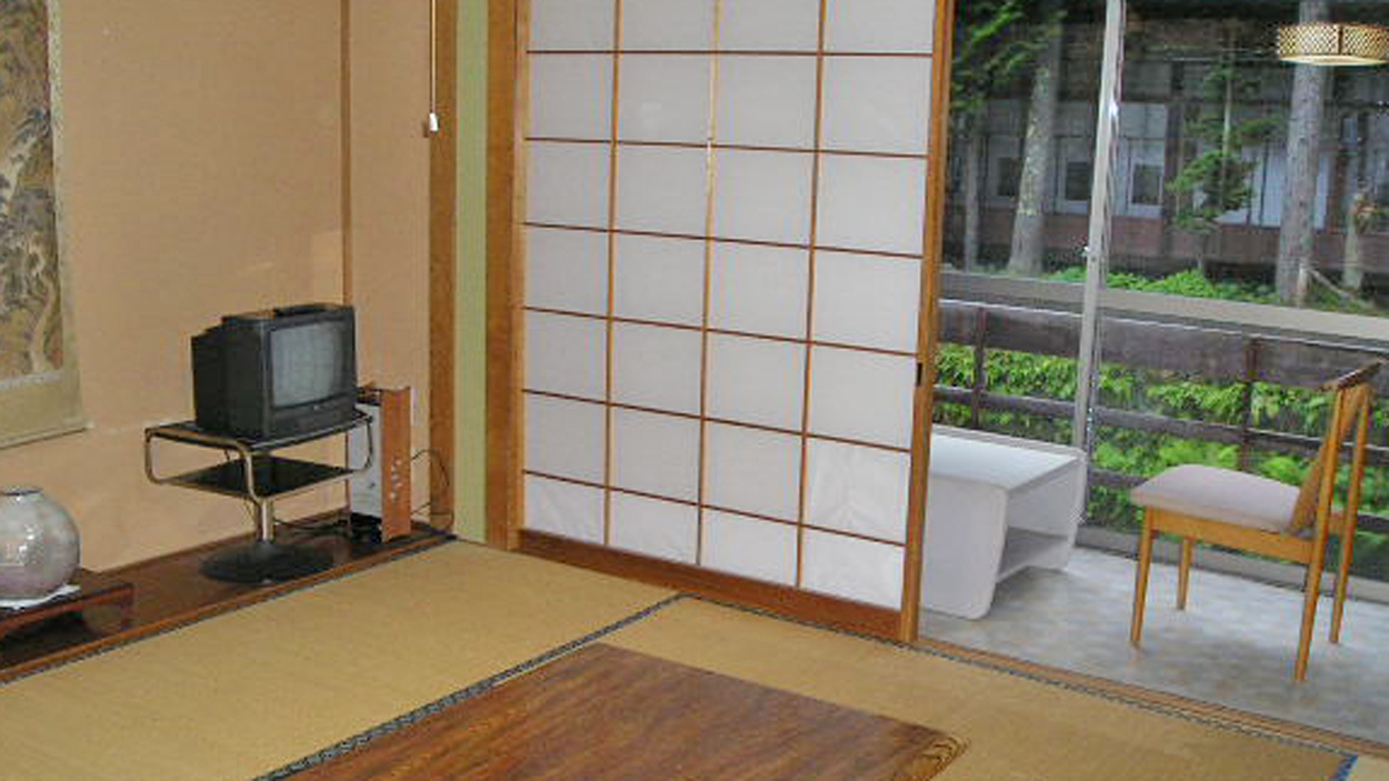*客室一例/霊泉寺川に面した純和風のお部屋。窓側の広縁もあり、ゆったりとお過ごし頂けます。