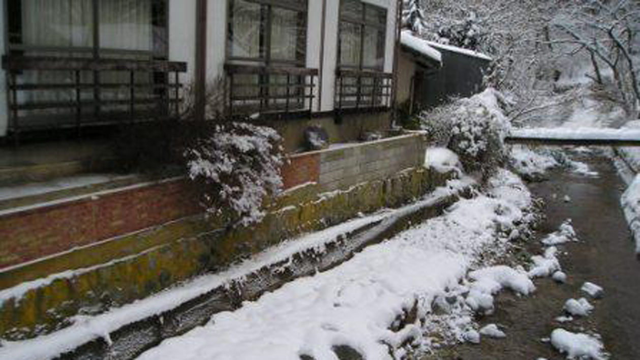 *冬景色/しんと静まり返った冬の霊泉寺川。風情ある景色をお部屋からご覧ください。