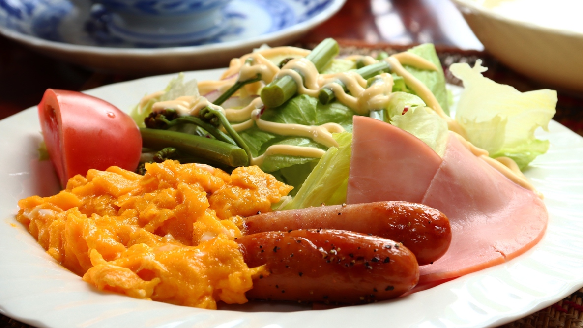 【食事】新鮮野菜と卵、焼きたてのパンなど食欲をそそる朝食一例。