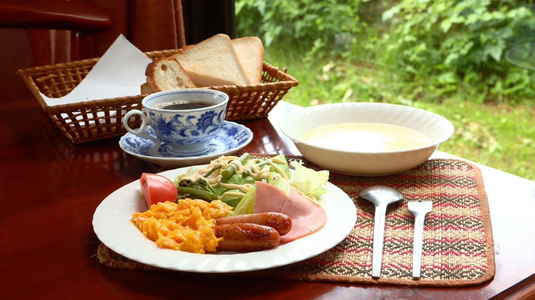【食事】新鮮野菜と卵、焼きたてのパンなど食欲をそそる朝食一例。 