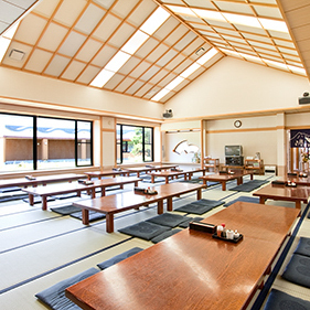 *[日帰り温泉館焼走りの湯／休憩大広間]温泉の後は広くて快適な休憩スペースでひとやすみ。