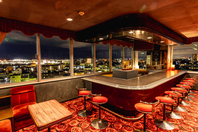 7階ラウンジ。磐田の夜景を見ながら、お酒、カラオケがお楽しみいただけます。
